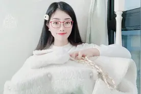 90后女生一回家就穿新买的大衣，打开还有个包，直呼老板真大方！视频封面