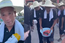 “家没了”新乡一大爷感谢救援哽咽落泪，志愿者：咱河南都是一家视频封面