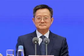 天气转凉后如何救助流浪乞讨人员？民政部回应视频封面