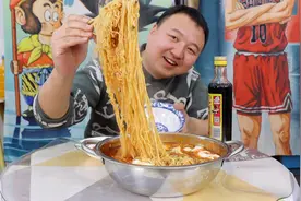 阿强过年大鱼大肉吃顶了，简单来个泡面，配鸡蛋火腿肠，超过瘾视频封面