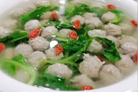 水汆丸子最忌直接放盐和料酒，大厨教你技巧，Q弹滑嫩不腥不柴视频封面