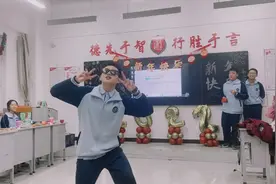 初二男生元旦联欢会上跳锁舞，惊艳全场：以为是青铜原来是王者视频封面