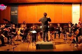   趁团长不在，交响乐成员一本正经演奏《植物大战僵尸》，有内味视频封面