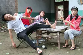 小伙伴们玩“猜猜谁的脚”，没想妈妈的脚太臭把来福熏晕，太逗了视频封面