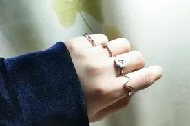 戒指戴在不同的手指上代表着不同的意思，你知道吗？视频封面