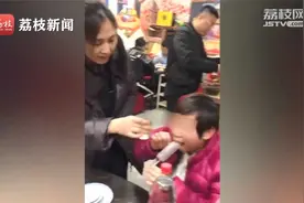 疼！广东女子吃冰棍粘住上嘴唇，朋友拿热水烫扯掉一块皮视频封面