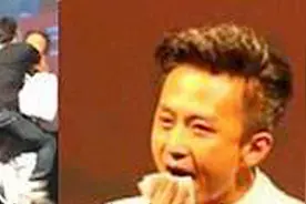 盘点明星的疯狂粉丝：邓超被男粉强吻，刘亦菲被瞬间扑倒看着都疼视频封面