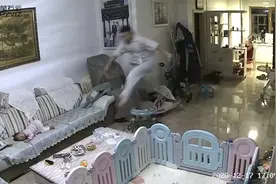 萌娃突然翻身将从沙发上掉下 妈妈一声惊呼爸爸跳跃飞起解救孩子视频封面