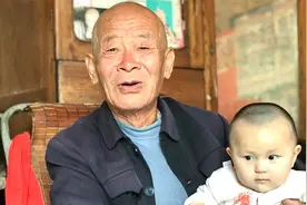 住在农村老房子里的79岁大爷，过着与世无争的生活，看吃的啥饭？视频封面