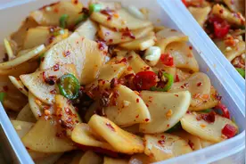腌酸辣萝卜片就是这么简单，家常配料就可以，酸辣开胃又脆爽！