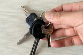 老人出门经常忘带钥匙？只需一个塑料瓶盖，轻松解决这难题，实用
