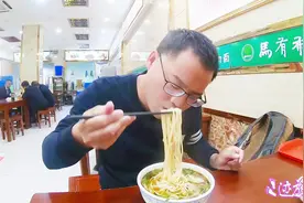 都说兰州拉面牛肉少，今天在兰州吃了一顿，结果吓一跳视频封面