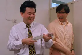 医生帮美女整蛊小伙，拿出大号针筒打针，这可把小伙吓坏了！视频封面