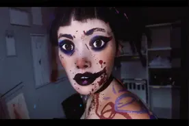 这个女人目睹一场凶案现场，而她也发现了一件可怕的事情！视频封面