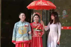 湖南一姑娘出嫁，新郎带着她出门，新娘美丽大方，伴娘团青春靓丽视频封面