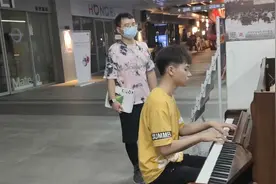 小哥在街头钢琴弹火影忍者主题曲青鸟！童年回忆！视频封面