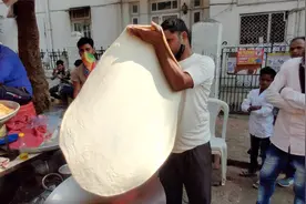 这才是“正宗”印度飞饼，3块一个，中国老板给2万聘请都看不上视频封面