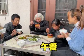 中午媳妇炒蛤蟆草，闻起来臭，吃起来香，拌米饭格外的下饭视频封面
