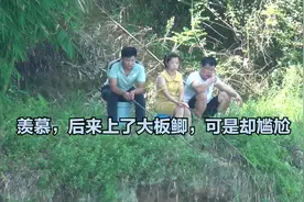 美女钓鱼，好不容易上大板鲫，结果尴尬了视频封面
