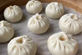 过年了要蒸包子，教你做白菜酱肉包，薄皮大馅，我一口气能吃8个视频封面