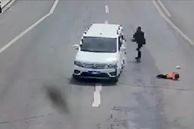 为喊路边曾祖母，宁夏一2岁女童过马路被撞飞数米远，家长负主责视频封面
