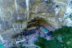 深山罕见8户32人住洞中世外桃源，东北朋友不远千里来这里隐居视频封面