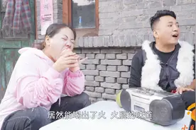 抠门老公不给媳妇吃肉，没想媳妇忽悠老公喝西北风，太有趣了视频封面