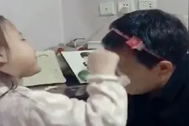 自从有了小孙女，55岁的爷爷在家是这样度过，让人哭笑不得！视频封面