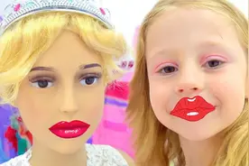 小女孩换上漂亮的公主裙，可是娃娃的裙子怎么和她的一模一样？视频封面