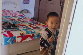 三岁宝宝让爸爸打开好吃的，不让爷爷吃，真有趣视频封面