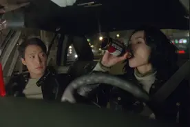 黎明刚认识张曼玉就亲她，两人都说家里不方便，最后直接在车上亲视频封面