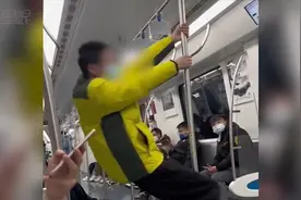 男子在地铁内抓扶手疯狂转圈 周围乘客的反应却令人惊讶视频封面