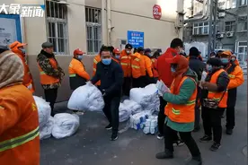 暖！郑州一家三代购棉被送环卫工，孩子：我妈把头发都捐了视频封面