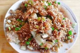 农村妈妈教你做粉蒸茄子，一根茄子一把糯米，一切一搅，香而不腻视频封面