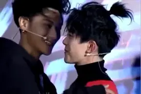 黄子韬易烊千玺甜蜜互动：黄子韬逼千玺说我爱你，这对cp我磕了！视频封面
