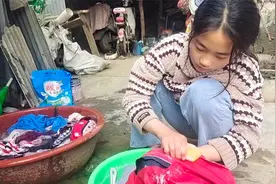 初中懂事的小妹妹回来了，自己学会洗衣服，锻炼自力更生的能力视频封面