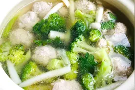 水汆丸子的正确做法，不用加料酒，丸子鲜嫩没腥味，汤汁清淡不腻视频封面