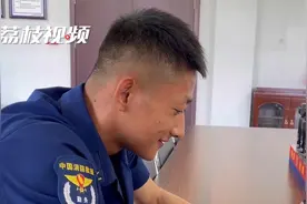女子刷视频发现消防员神似去世弟弟：都是消防员，太巧合了！视频封面