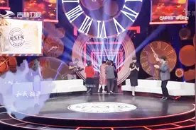 40年后失联女同学现身，老同学集体上前拥抱，嘉宾起立鼓掌欢迎视频封面
