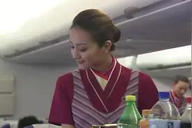 诱惑：空姐问老总要不要饮料，谁料却被他破口大骂，一看手铐秒懂视频封面