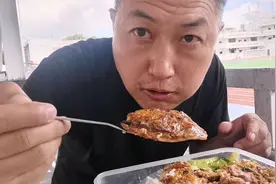 大叔在黔西南体育公园内吃饭，一大盒饭菜全吃完，全程无快进视频封面
