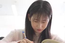 不向命运低头！残疾女孩坚强乐观，面对生活不惧困难|24小时视频封面