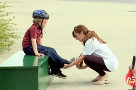 好心美女被吓一跳帮小朋友脱完脚上的鞋子跟袜子看到的竟然是视频封面