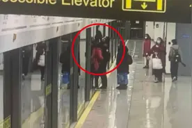 女乘客被屏蔽门夹住不幸身亡 上海地铁：深感痛惜 将全力配合调查视频封面