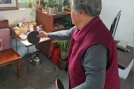 姐俩心有灵犀，20块钱的生日礼物，让81岁老妈秒变双枪老太！视频封面