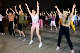 河南一广场跳舞，帅哥美女跳的太好了，好想去现场感受视频封面
