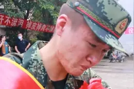 外公去世新兵独自入伍无人送行，一句问话破防了视频封面