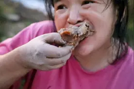 农村女人地里干活到晚上，满手泥巴抓肉吃，吃肉不把粘泥巴视频封面