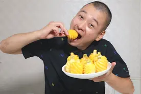 婴儿手掌大的迷你小菠萝！一口一个，满嘴汁水，含糖量四个加号！视频封面