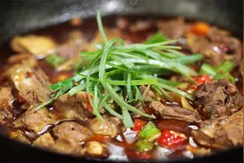 万万没想到铁锅炖大鹅这么简单，大厨教几招，骨酥肉烂连汤能泡饭视频封面